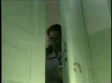 chi c'e' dietro la porta?